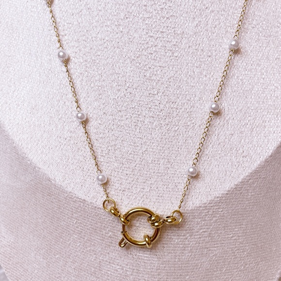 Elegant Gold and Pearl Necklace - Picture 4 of 4